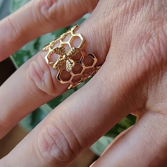 Jewelry - 🔥LAST ONE🔥 Honeycomb Bee Charm Cuff Fashion Ring
